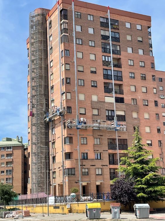 Montaje de andamio multidireccional, y plataforma bimástil